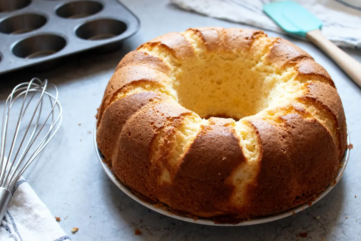 Gâteau bien gonflé et moelleux : Découvrez la recette facile !